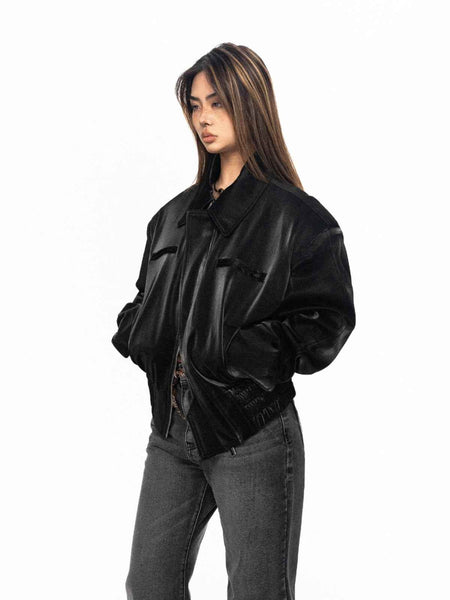 Abrigo negro acolchado para mujer con diseño mate y pulido en los hombros