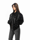 Abrigo negro acolchado para mujer con diseño mate y pulido en los hombros