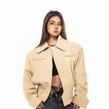 Abrigo negro acolchado para mujer con diseño mate y pulido en los hombros