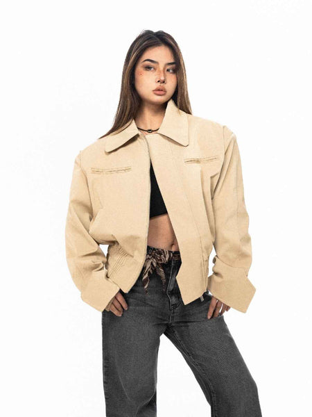 Abrigo negro acolchado para mujer con diseño mate y pulido en los hombros