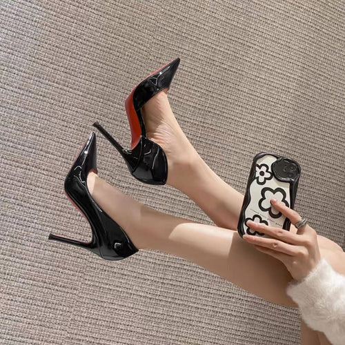 Tacones altos rojos nudos con hermoso fondo vacío rojo - The Noble Style