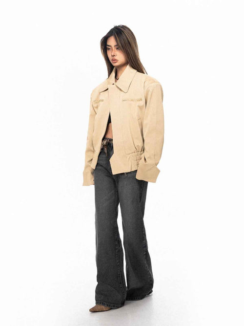 Abrigo negro acolchado para mujer con diseño mate y pulido en los hombros