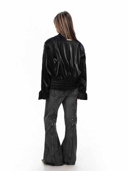 Abrigo negro acolchado para mujer con diseño mate y pulido en los hombros